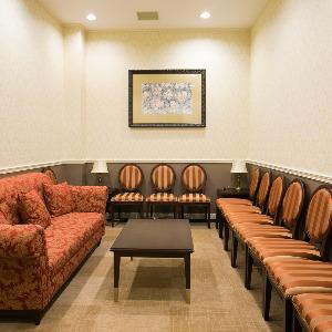 アニヴェルセル 白壁 親族控室は両家に1室ずつご用意。親御様もご親族様挙式までゆったりと寛げる。