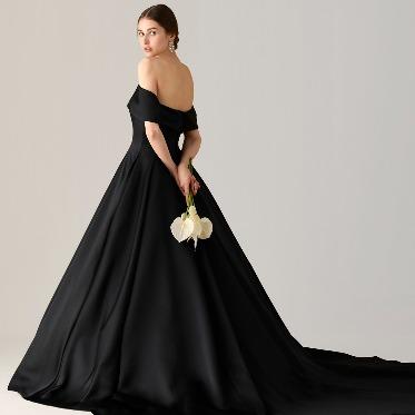 アニヴェルセル 白壁 話題のブラックドレスもご用意