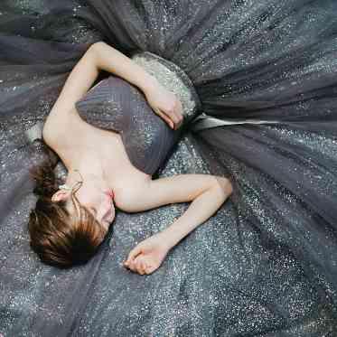 アニヴェルセル 白壁 トレンドのグレー色