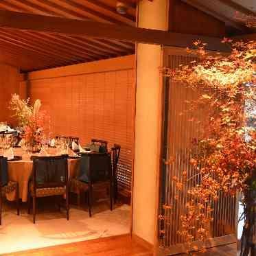 料亭 河文 色づいた紅葉をウェルカムスペースに。季節感溢れる会場コーディネート。