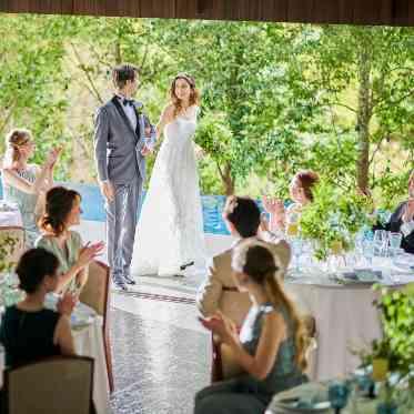 テラスからの入場シーン!たくさんの拍手の中で自然と笑顔に