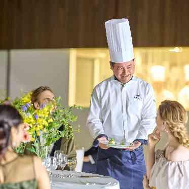 会場内オープンキッチンから、出来立てのお料理をお届け