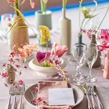 くすみピンクやマットな素材で、洗練された印象に