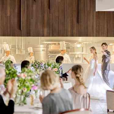 オープンキッチンでの調理シーンは、演出のひとつに