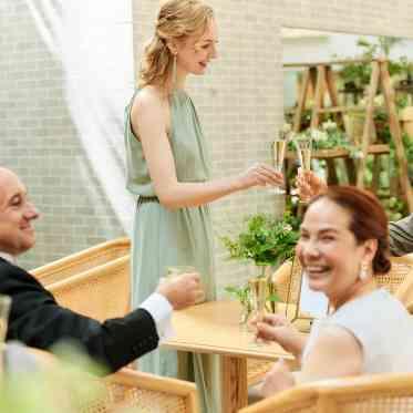 ビュッフェ中でもテーブル席も利用OK!ご親族はゆったり楽しんで