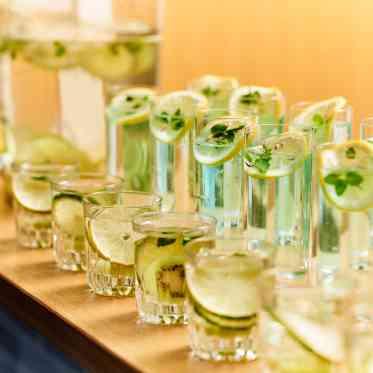 ライム入りの爽やかなドリンク