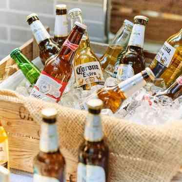 SNS映えすると人気の小瓶ビール♪シェフにオーダーしよう