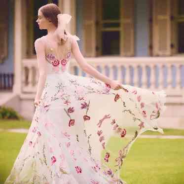 繊細な刺繍が人気のドレス