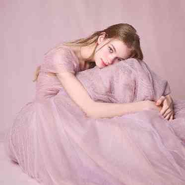 パーティ会場がシンプルなので、どんな色でも良く似合う