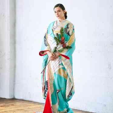 鮮やかなブルーの色打掛はゲストもきっと驚くはず