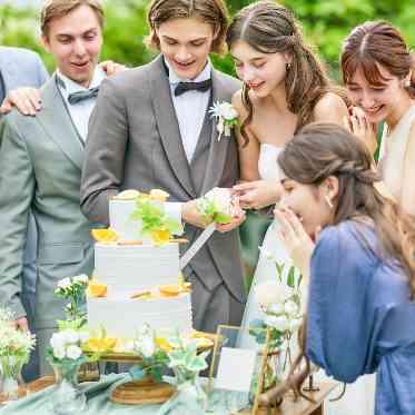 Blanc Beige(ブラン:ベージュ) ●BRASSグループ パーティ会場とガーデンは隣接。ケーキカットをガーデンで行うのもおすすめ!