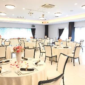 ハウスレストラン&ウェディング レスペランス ホワイト×ブラウンの落ち着いた空間。
コーディネートの幅が広いパーティー会場