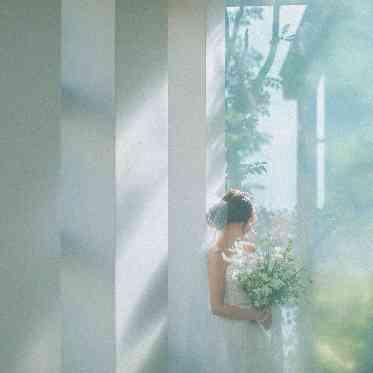 ベルヴィ ラヴァンセーヌ チャペルの祭壇先には緑が生い茂り、JR静岡駅前であるのを忘れるほど…