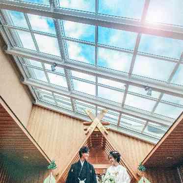 大空が見守る館内神殿。少人数での挙式も前撮りもOKのフレキシブル空間