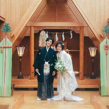 ご家族だけでの結婚式に人気の館内神殿。家族衣裳レンタル対応もOK