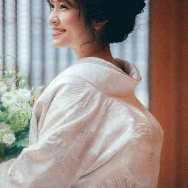 ベルヴィ ラヴァンセーヌ 自然光が照らす白無垢姿にゲストからため息が漏れる事も…