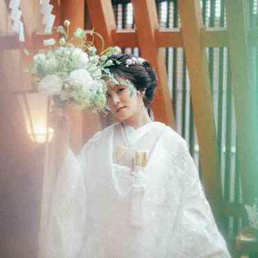 ベルヴィ ラヴァンセーヌ 祭壇はスポットライトを当てているかのように輝く場。誓う二人の姿がゲストからも美し