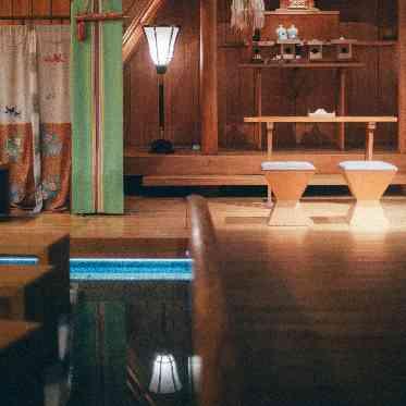 ベルヴィ ラヴァンセーヌ 祭壇へと渡る太鼓橋の下には水盤。空や光を映す