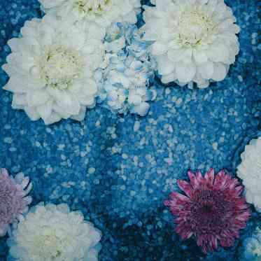 ベルヴィ ラヴァンセーヌ 天窓の先の空色が水盤に映り、まるで空を渡っているかのよう