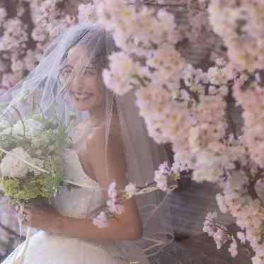 ベルヴィ ラヴァンセーヌ ダイナミックな枝ぶりが花嫁を包むような桜の大樹。ファンタジックな1枚に♪