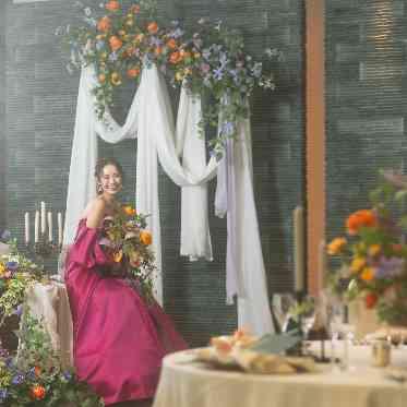 石×白のシンプルな空間だからこそどんな装花とも相性◎