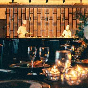 ベルヴィ ラヴァンセーヌ シェフが躍動する姿が見られるオープンキッチン。演出の1つとして取り入れても◎