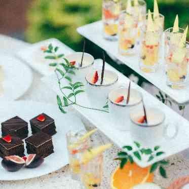 ベルヴィ ラヴァンセーヌ スイーツを並べてガーデンでビュッフェ演出も