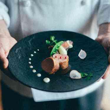 ベルヴィ ラヴァンセーヌ オープンキッチン併設。出来立て料理でおもてなしが叶う