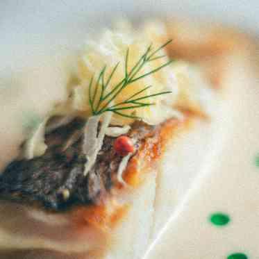 ベルヴィ ラヴァンセーヌ パリッとポアレされた魚料理。フワッとした身の食感とのコントラストが楽しい一皿