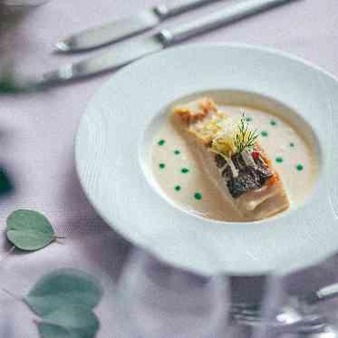 ベルヴィ ラヴァンセーヌ 盛付も多彩。2種のソースが現代アートのように添えられた一皿も♪