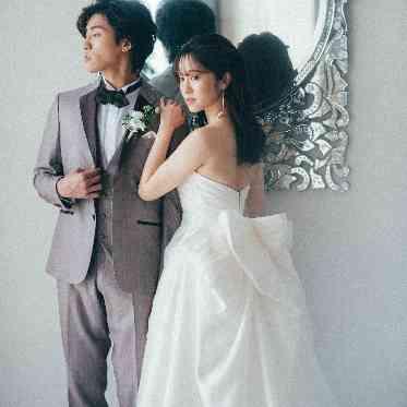 ベルヴィ ラヴァンセーヌ バックコンシャスなドレス。正面はシンプルなデザインの遊び心感じる一着