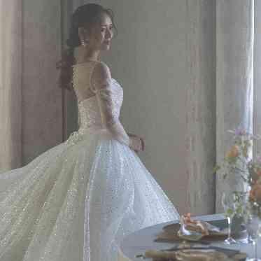 ベルヴィ ラヴァンセーヌ 陽光を纏うシフォンドレス。着脱可能なトッパーで多彩なスタイルを1着で楽しめる