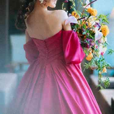 ベルヴィ ラヴァンセーヌ 美肌に魅せる効果のあるビビットカラードレス。シンプルながら拘りが詰まったデザイン