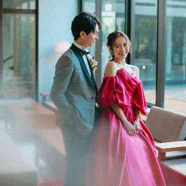 ベルヴィ ラヴァンセーヌ スリットのパフスリープから適度な肌見せのドレス。技ありデザインの一着