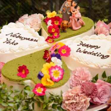 アヴェニール ガーデン 幸せの四つ葉のクローバーケーキ
ケーキの上にはお二人と愛犬のマジパンも
