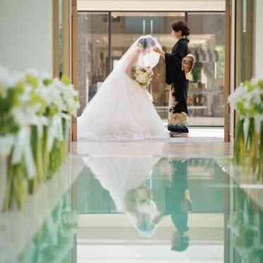 THE LUXSCENA(ザ・ラグシエナ) ガラストップのバージンロードは反射が美しい