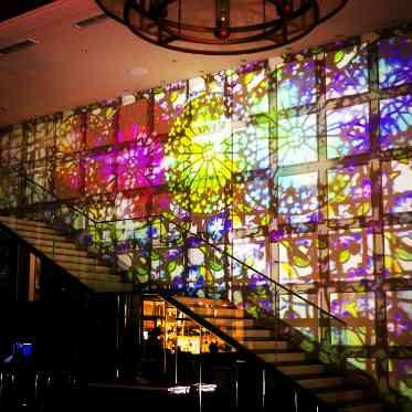 THE LUXSCENA(ザ・ラグシエナ) プロジェクションマッピングで階段入場を華やかに!