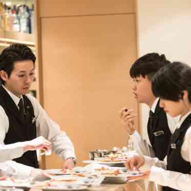 ＴＨＥ　ＬＵＸＳＣＥＮＡ（ザ・ラグシエナ） 出来たての料理をすスタッフ全員で速やかにゲストのもとへ