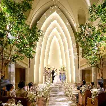 京都 アートグレイス ウェディングヒルズ 祭壇の上からフェザーが降る演出も