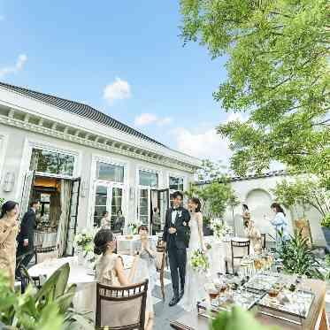 青空の下でゲストとの時間を