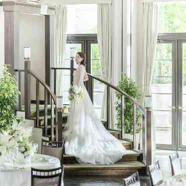 京都 アートグレイス ウェディングヒルズ 木目調の階段はドレスも映える