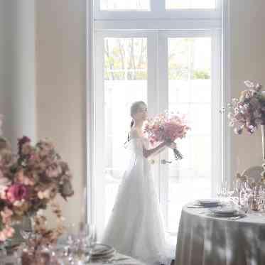 自然光差し込む開放的な会場