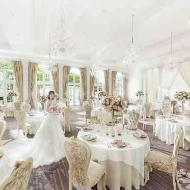 花嫁姿が映える大人かわいい空間