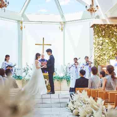 ヴィラ・アンジェリカ 祭壇でのおふたりの誓いの様子をゲストが近くで見守ってくださる距離感にも注目