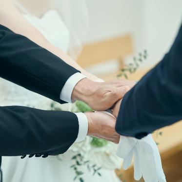 ヴィラ・アンジェリカ お父様から新郎様へ。おふたりの手をしっかり包み込むお父様の大きな手。