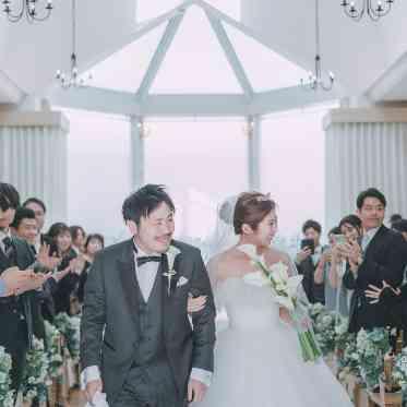 無事に結婚式が結び退場の時。ゲストとの距離を近くに感じ温かい気持ちになる瞬間。