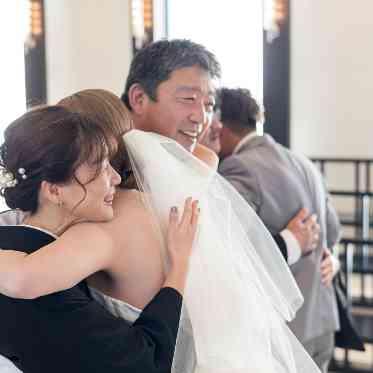 ヴィラ・アンジェリカ 結婚式のテーマは「ハグをしよう」。親御様とのハグは特別な感情が生まれる瞬間。