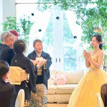 結婚式当日は新婦のお誕生日。ゲストの皆様、新郎、両家の親御様からサプライズ。
