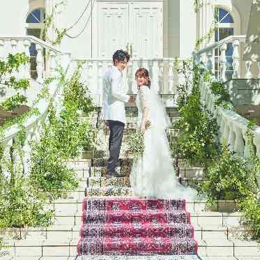 花嫁の憧れの大階段。フラワーシャワーなどアフターセレモニーを楽しむ場所として人気