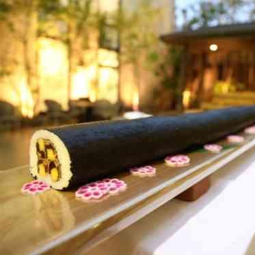 ゲストの印象にはきっと残るロング手巻き寿司。